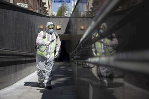 ELLITORAL_305028 |  Xinhua/Alexander Zemlianichenko Jr Un empleado municipal desinfecta un paso peatonal subterráneo en Moscú, Rusia.