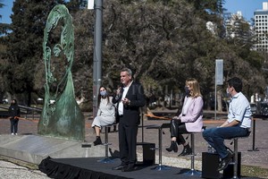ELLITORAL_394409 |  Marcelo Manera María Luz Rioja, Agustín Rossi, Alejandra Rodenas y Eduardo Tonioli, en el monumento a la Bandera.