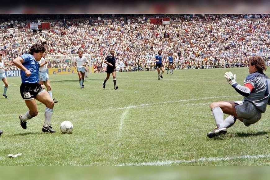 ELLITORAL_384976 |  Archivo El momento culminante de una obra de arte maravillosa e incomparable. Maradona está a punto de marcar el segundo gol ante los ingleses, hace hoy 35 años. El mejor gol de la historia de los mundiales.