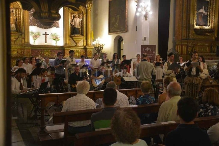 ELLITORAL_427754 |  Manuel Fabatía. El 20 de diciembre en el santuario Nuestra Señora de los Milagro se presentó la misa latinoamericana  La Cruz del Sur , del esperancino Daniel Pacitti, el Ensamble Vocal Cantus Firmus y el Ensamble Musical de las Américas, con dirección de Miguel  Otti  Gómez. El estreno mundial fue días antes en Paraná.