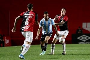 ELLITORAL_392879 |  Prensa Newell's NOTICIAS ARGENTINAS BAIRES, 
JULIO 26: Escena del partido 
que disputan esta noche 
Argentinos Juniors y NewellÂ´s 
en el estadio \"Diego Armando 
Maradona\", en el cierre de la 
segunda fecha del torneo de la 
Liga Profesional. Foto NA: NOB