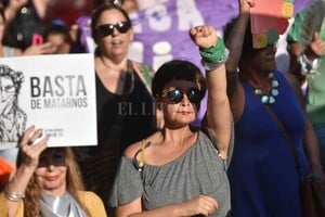 ELLITORAL_418369 |  Archivo/ Pablo Aguirre Basta de matarnos , la consigna que se repite en cada marcha por el 8 de marzo (Día de la Mujer), el 3 de junio (Ni Una Menos) y el 25 de noviembre (Día de la no Violencia contra las Mujeres).
