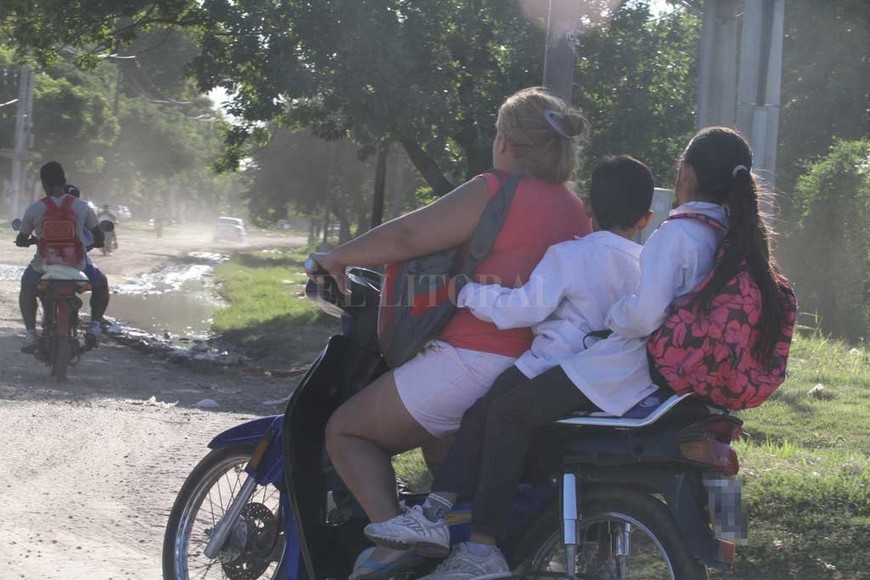 ELLITORAL_201978 |  Archivo El Litoral / Mauricio Garín Al cole, en moto. En época escolar, muchos chicos llegan así a sus colegios.