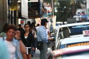 Archivo El Litoral / Mauricio Garín En la calle. Un inspector labrando una infracción, como todos los días. Ahora, desde la oposición buscan congelar el aumento de los montos de las multas.
