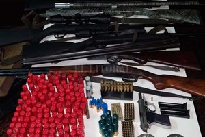 ELLITORAL_372795 |  El Litoral Parte del armamento secuestrado en poder de este individuo.