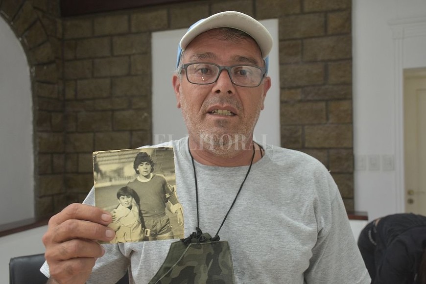 ELLITORAL_416125 |  Flavio Raina Oscar Cardozo hoy tiene 52 años y muestra con orgullo aquélla foto tomada hace más de 41 años en la cancha de Unión y que aparece en el inicio de la serie de Maradona.