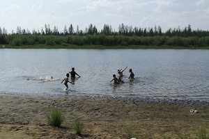 ELLITORAL_424608 |  AP Varios niños juegan en el lago de Krugloe, al lado de la ciudad rusa de Verjoyansk, en la región ártica, el 21 de junio de 2020.