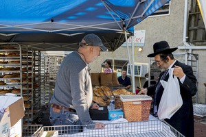 ELLITORAL_402181 |  Reuters Un rabino Kaplan compra jalá para Rosh Hashaná en en Elkins Park, Pensilvania, EE. UU., 6 de septiembre de 2021.