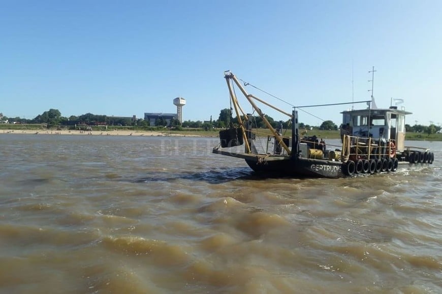 ELLITORAL_283476 |  Gentileza Ente Administrador del Puerto Santa Fe Fondo limpio . Ahora se podrá navegar de forma segura frente a la Costanera Norte.