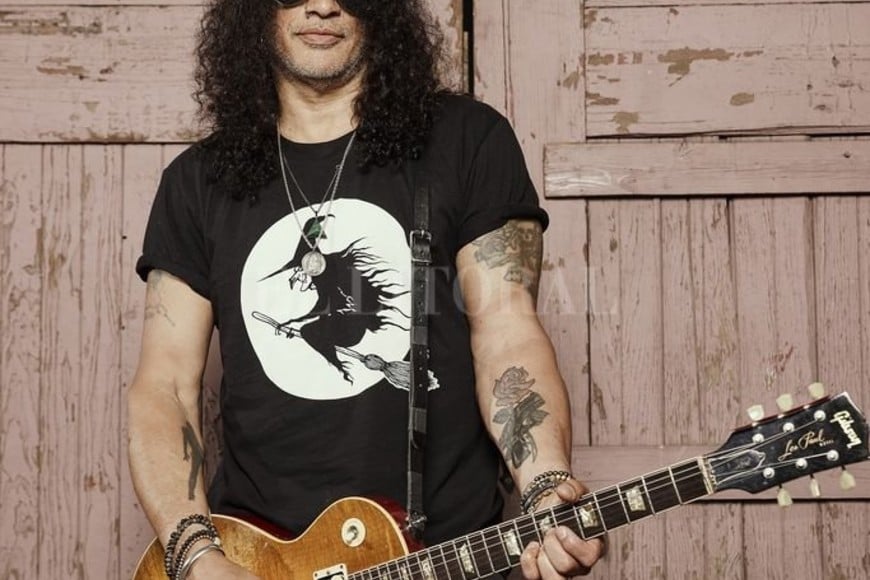 ELLITORAL_435282 |  Gentileza Austin Nelson Los años no pasan: Slash en la actualidad, con su inconfundible estampa de galera, gafas, melena enrulada y la Gibson Les Paul.