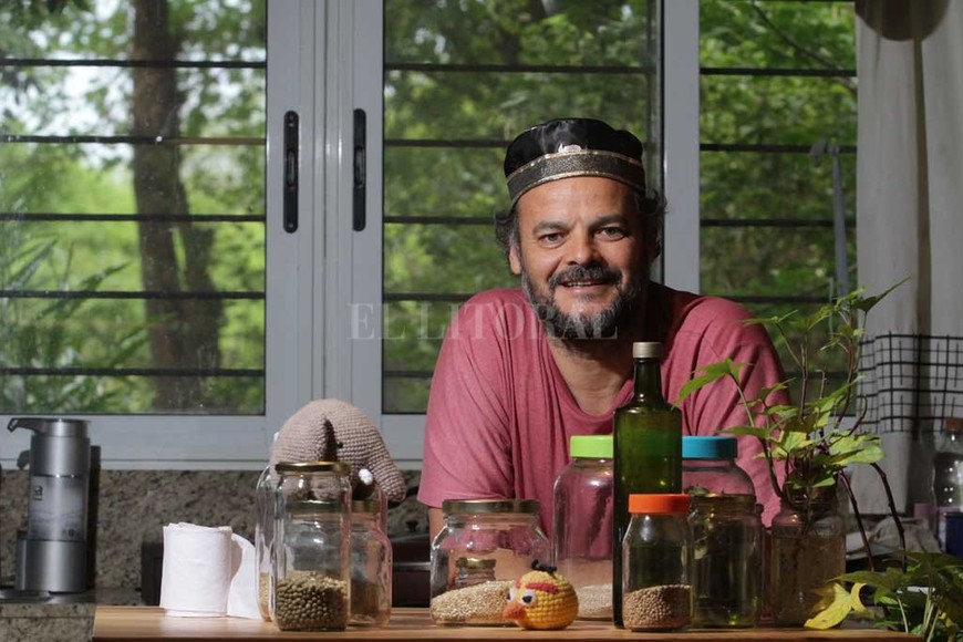 ELLITORAL_423632 |  Mauricio Garín Hogar. Aguirre tiene todo tipo de recipientes para salir a hacer las compras sin la necesidad de adquirir nada que contenga plástico.