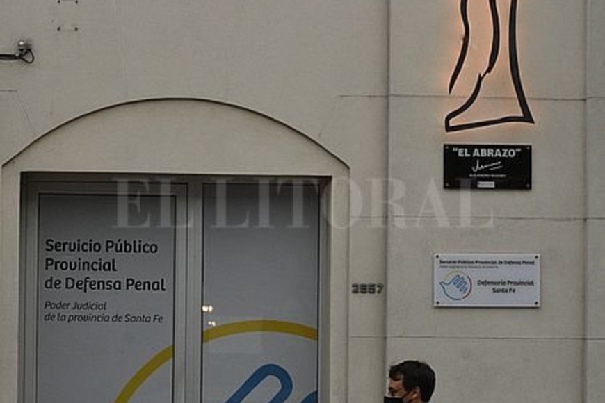 ELLITORAL_367733 |  Mauricio Garín La sede del SPPDP de Santa Fe, en calle La Rioja 2663, cuenta desde el año pasado con un ejemplar de  El Abrazo , del afamado escultor.