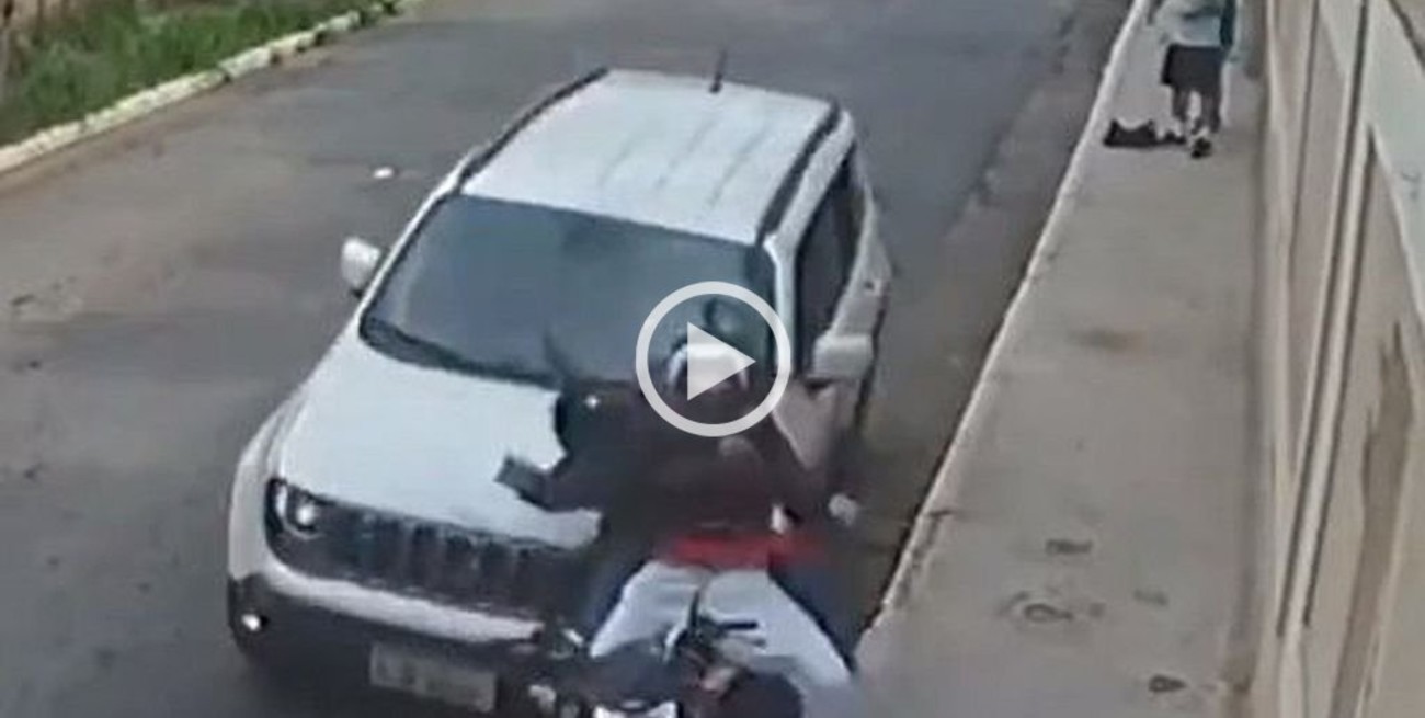 Video viral: para evitar un asalto, un brasileño atropelló a dos motochorros