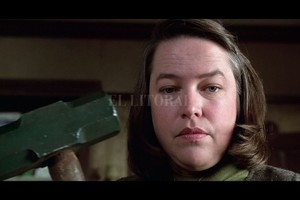 Castle Rock Entertainment, Nelson Entertainment Kathy Bates en el personaje de Annie Wilkes, una de las villanas más icónicas de la historia del cine.