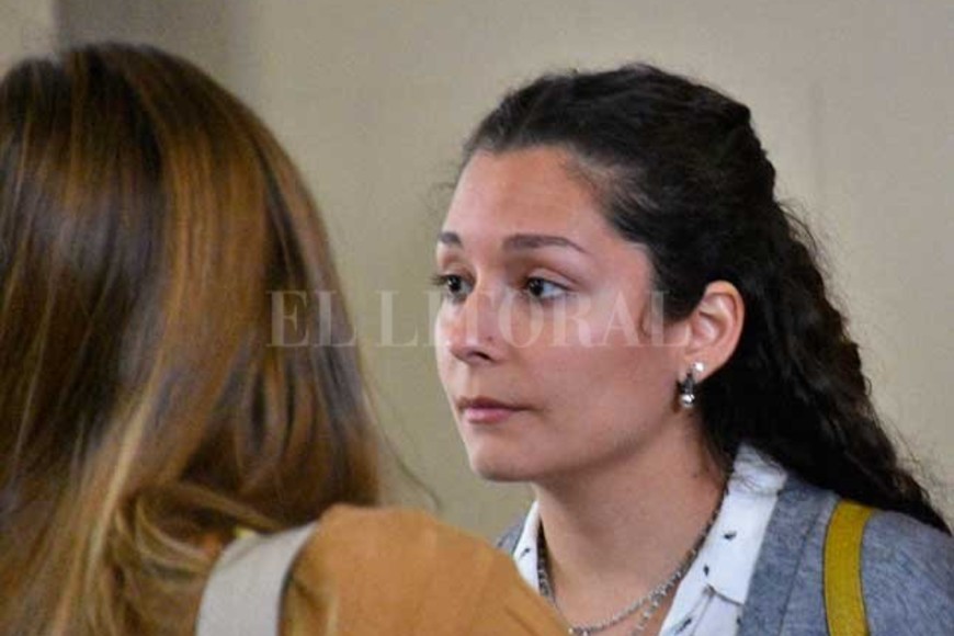 ELLITORAL_420432 |  Gentileza Daniela Fernández Una cámara de El Litoral registró a Daniela en 2019, en el subsuelo de tribunales, cuando su padre fue imputado por el femicidio de Ana Alurralde.