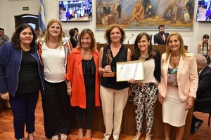 ELLITORAL_280613 |  Archivo El Litoral / Luis Cetraro En la edición 2019, la periodista de El Litoral, Nancy Balza (al centro, sosteniendo la estatuilla y el diploma), obtuvo el Premio Vilginia Bolten en la categoría Prensa Escrita.