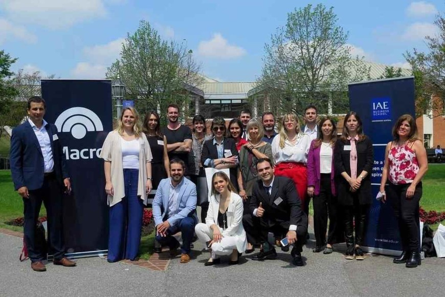 ELLITORAL_413235 |  Gentileza L. Cristaldo Primero a la izquierda, el emprendedor junto al equipo de finalistas y a los organizadores del evento, que auspicia todos los años el Banco Macro.