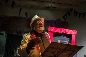 Gentileza ?Perno? Rodríguez En su lugar en el mundo: un tablado de barrio, entre monólogos y títeres.