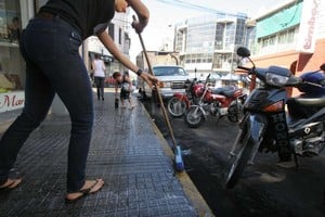 Archivo El Litoral / Mauricio Garín Esa costumbre nuestra. Con la inclusión del jueves, ahora no quedará tanta distancia temporal entre martes y sábados para el lavado de veredas.