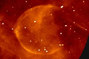 ELLITORAL_434597 |  Gentileza Un remanente de supernova esférica rara y casi perfecta que se ha descubierto en el borde del mosaico MeerKAT.
