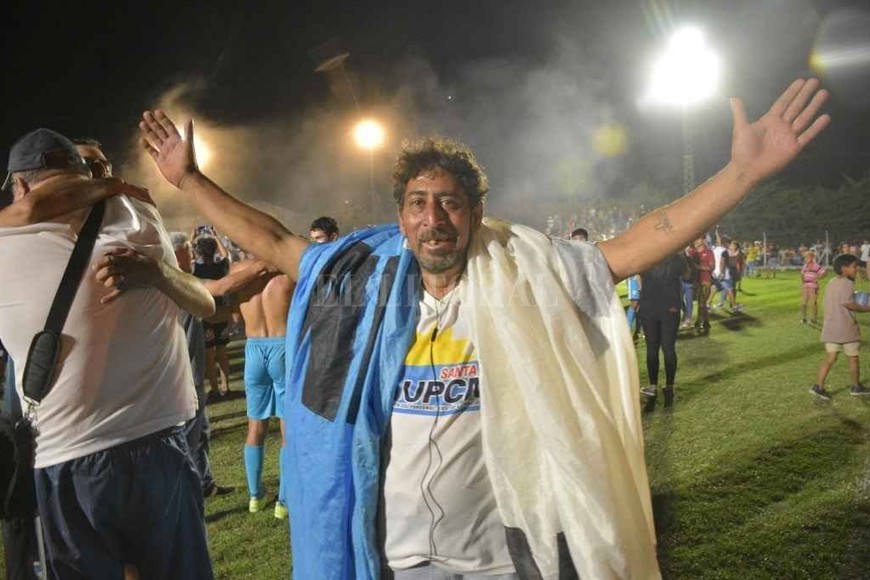 ELLITORAL_420639 |  Manuel Fabatía En nombre del hincha. Con la bandera que lleva los colores del turquesa, así lució la tribuna y todo el sector de  NH .