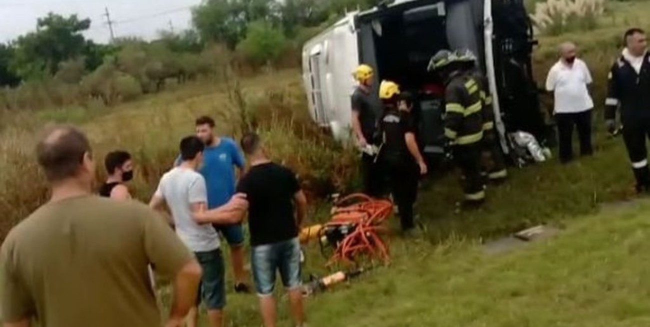 Volcó un transporte empresarial en Autopista Santa Fe - Rosario: hay una mujer grave