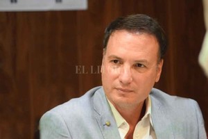 ELLITORAL_419303 |  Manuel Fabatía El senador Lisandro Enrico (UCR-General López) no quiere que solo una de las dos localidades logre el estatus municipal. Le fallaron acuerdos en la otra Cámara.