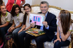 Gentileza Presidencia de la Nación. Mauricio Macri con los estudiantes de la escuela Alberdi de Elisa.