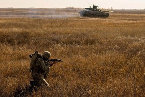 ELLITORAL_422989 |  Reuters Un miembro de las Fuerzas Armadas de Ucrania participa en ejercicios militares en un campo de entrenamiento cerca de la frontera con Crimea anexionada a Rusia en la región de Kherson, Ucrania, el 17 de noviembre de 2021.