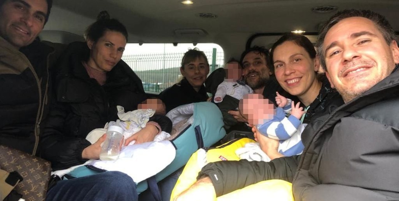 Las cinco familias argentinas con sus bebés nacidos en Ucrania llegaron a Polonia