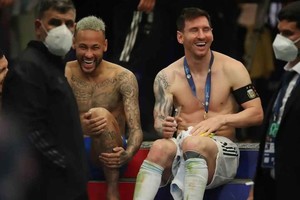 ELLITORAL_389425 |  Gentileza La imagen de Neymar riendo junto a Messi al finalizar el partido en Río de Janeiro generó algunos cuestionamientos para el futbolista brasileño.