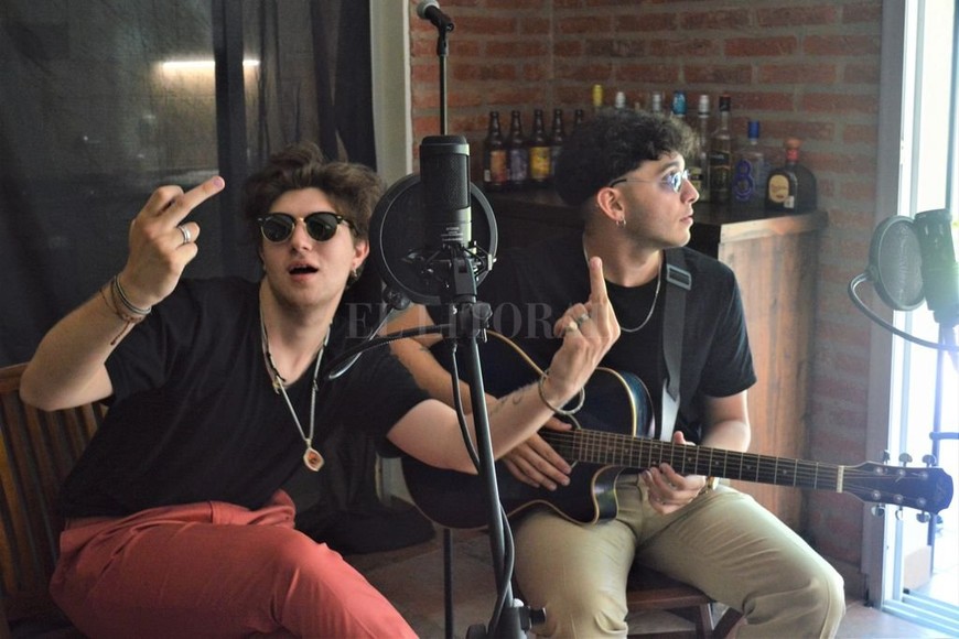 ELLITORAL_406551 |  Gentileza producción La dupla grabando una live session en el verano de 2020, de la que salió el video de  Cenizas .
