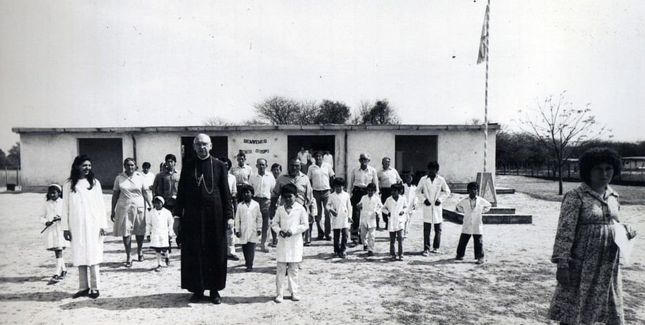 Archivo Monseñor Jorge Gottau, primer Obispo de la Diócesis de Añatuya, fue quien propuso a los Obispos argentinos realizar la Colecta Nacional Más por Menos para ayudar a los más necesitados. Fuente: https://www.ellitoral.com/