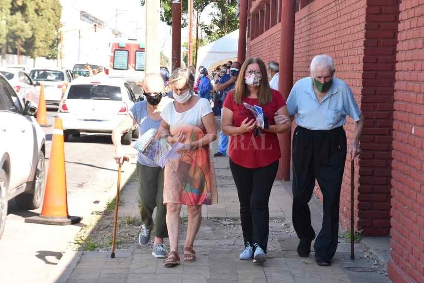 ELLITORAL_427399 |  Guillermo Di Salvatore 1° de marzo de 2021. Se inició la vacunación Covid para personas mayores de 90 años, uno de los grupos considerados prioritarios.