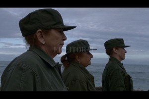 ELLITORAL_366484 |  Gentileza En el Camino Producciones Alicia Reynoso, Stella Maris Morales y Ana Masitto, de nuevo con el uniforme de aquellos años, bajo el cielo de Comodoro Rivadavia.