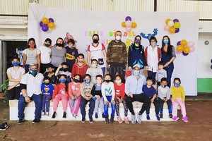 Gentileza Los jóvenes voluntarios junto al alumnado de la escuela rural de Concordia, el personal directivo y docente.