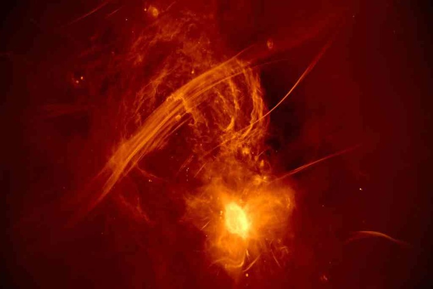 ELLITORAL_434598 |  Agencias El punto brillante cerca del centro de esta región es Sagitario A*, un agujero negro de 4 millones de masas solares. Esta imagen captura la complejidad caótica del corazón mismo de nuestra galaxia.