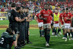 Los All Blacks aplauden a los British & Irish Lions, tras concluir uno de los partidos principales d