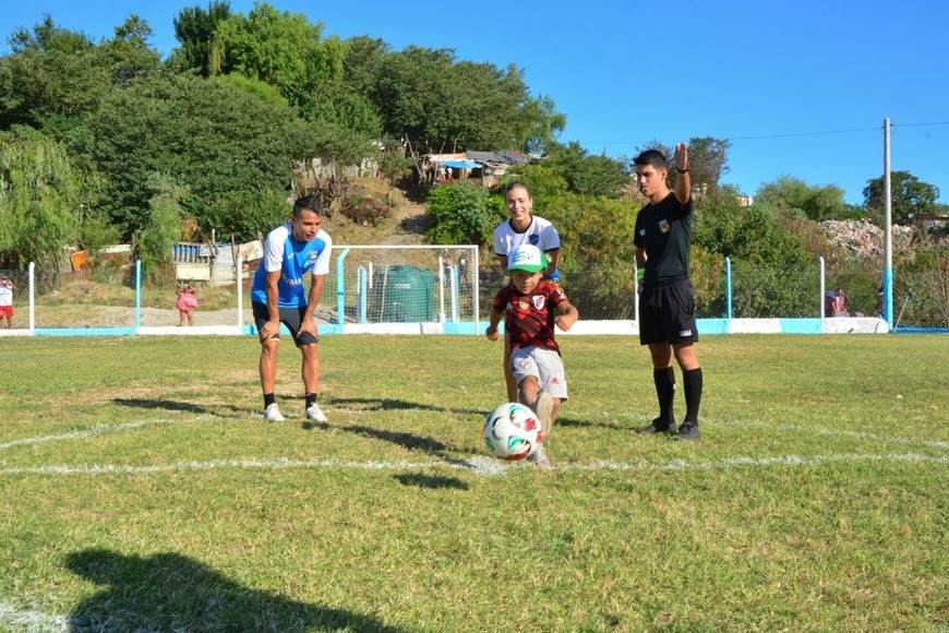 Ema Martino Vecinos y vecinas del barrio Antártida Argentina se dieron el gusto de jugar un partido ante Javier Saviola.