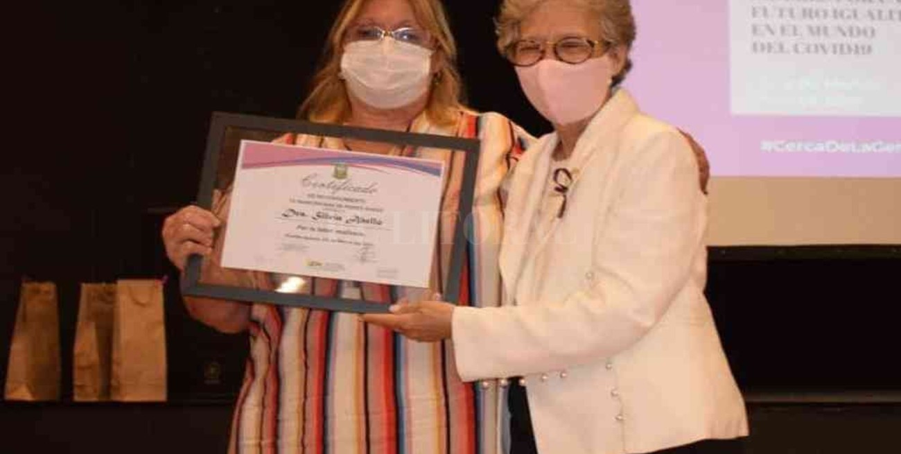Santafesina distinguida: es médica jubilada y sigue trabajando por la pandemia
