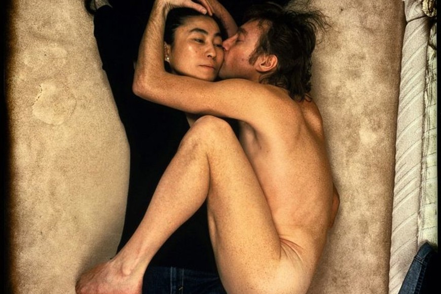 ELLITORAL_369447 |  Imagen ilustrativa John Lennon abrazado a Yoko Ono, foto de Annie Leibovitz.