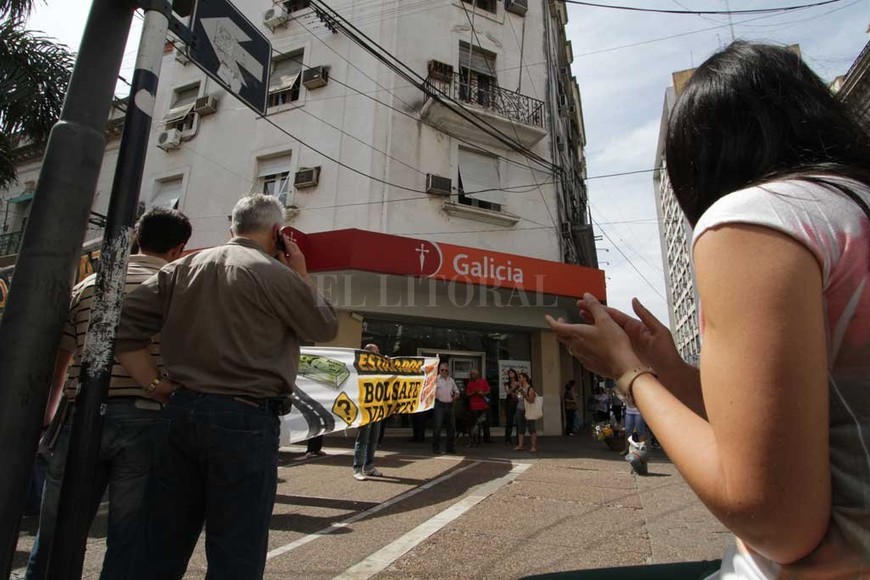 ELLITORAL_401011 |  Archivo El Litoral Sucesivas marchas y concentraciones de ahorristas se realizaron frente a la entidad bancaria, acusada de participar de la maniobra ilícita.