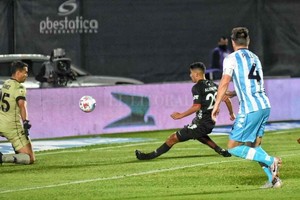 ELLITORAL_381309 |  Pablo Aguirre Aliendro llega en posición de  9  y define la jugada que él mismo construyó en el comienzo. Impresionante.