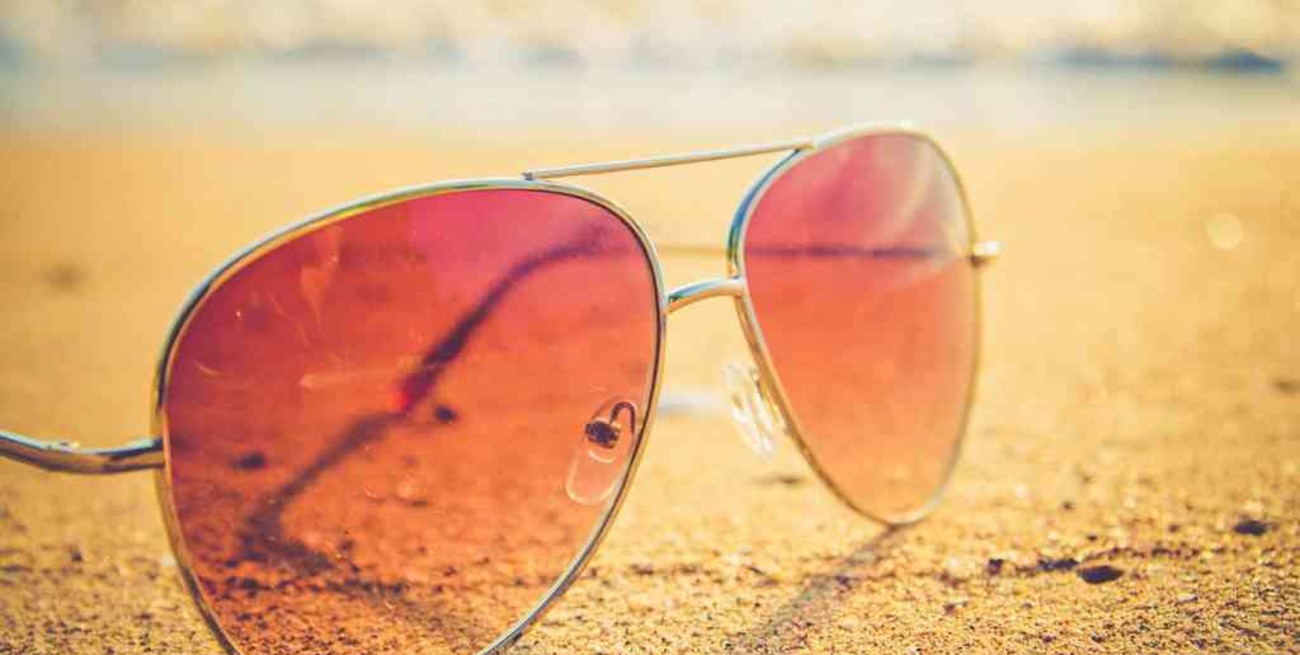 Advierten que los anteojos de sol de mala calidad pueden provocar maculopatías