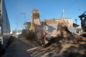 ELLITORAL_128549 |  Gentileza Municipalidad de Santa Fe. En algunos casos, las demoliciones se realizan con el consentimiento de los propios frentistas que ocuparon los terrenos para, por ejemplo, ampliación de patios o construcción de garajes.