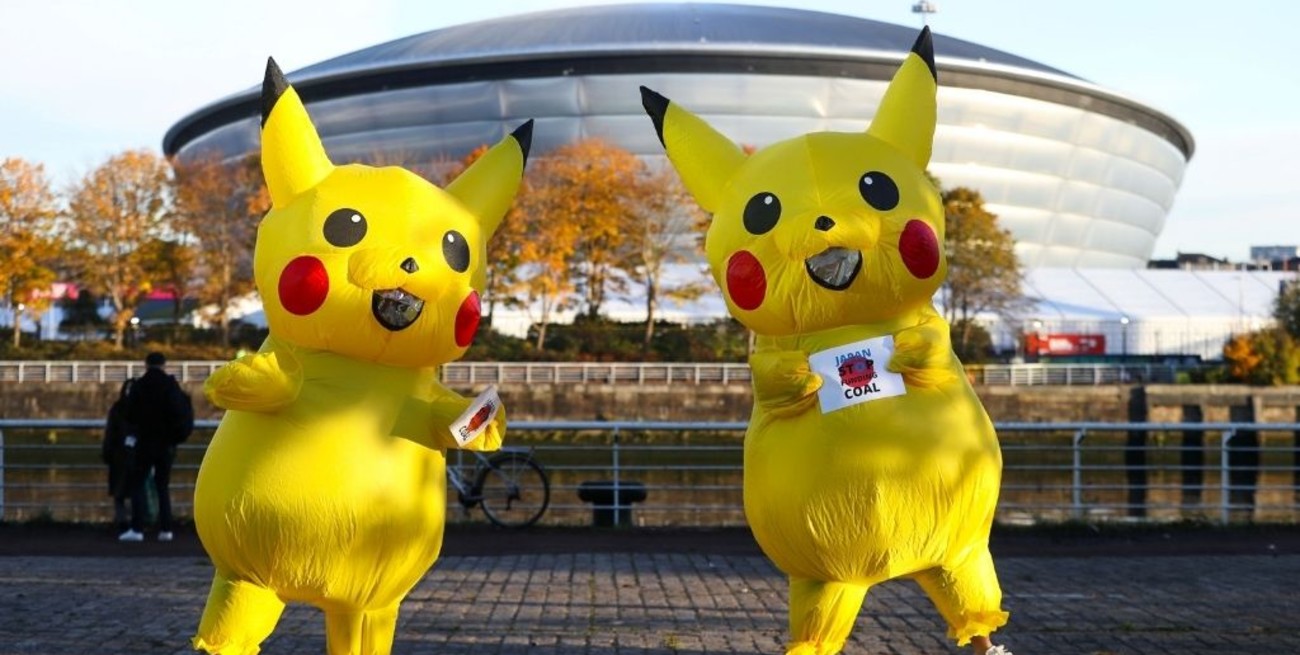 Manifestantes disfrazados de Pikachu protestaron frente a la conferencia del COP26