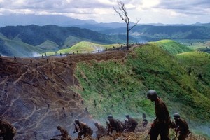 20th Century Fox / Phoenix Pictures La delgada línea roja  se desarrolla en plena Segunda Guerra Mundial, cuando un grupo de hombres combate contra el ejército japonés por la conquista de una estratégica colina.