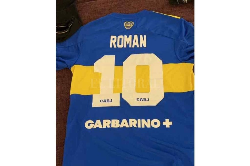 ELLITORAL_406914 |  Gentileza El regalo. La camiseta de Román que se llevó Facu Farías luego del partido entre Colón y Boca