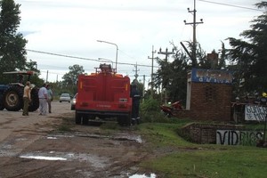 Gentileza José Rosso - FM Power Max de Recreo Desde temprano se trabajaba para recuperar el servicio eléctrico y limpiar los caminos.