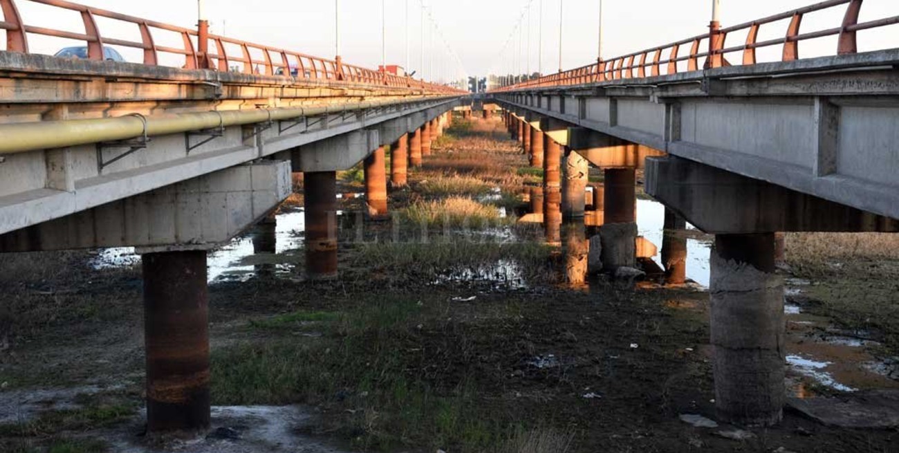 La bajante del Salado dejó al descubierto los  pilares de un puente de la autopista Santa Fe-Rosario